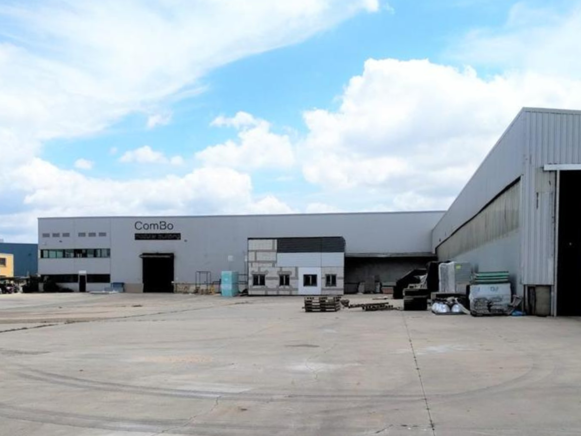 Nuevo hito de Grupo Lobe en nuestra búsqueda continua de la excelencia y el progreso en el sector de la construcción: ¡la creación de nuestro propio centro de fabricación de elementos constructivos, COMBO BUILDING SYSTEMS SL! El objetivo de esta nueva empresa es claro: mejorar nuestra capacidad para satisfacer las demandas cambiantes del mercado y elevar la calidad de nuestros productos, al mismo tiempo que minimizamos nuestro impacto en el medio ambiente. Conscientes de la importancia de abrazar prácticas sostenibles, COMBO BUILDING SYSTEMS SL se presenta como la solución para construir un futuro más prometedor y respetuoso con el entorno.